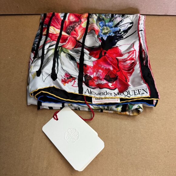 Alexander McQueen Exploded Flora Silk Scarf - Picture 5 of 8